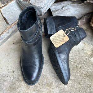 Born Ozark leather black ankle elegant booties w/dual buckle closure NWT Sz-6. I